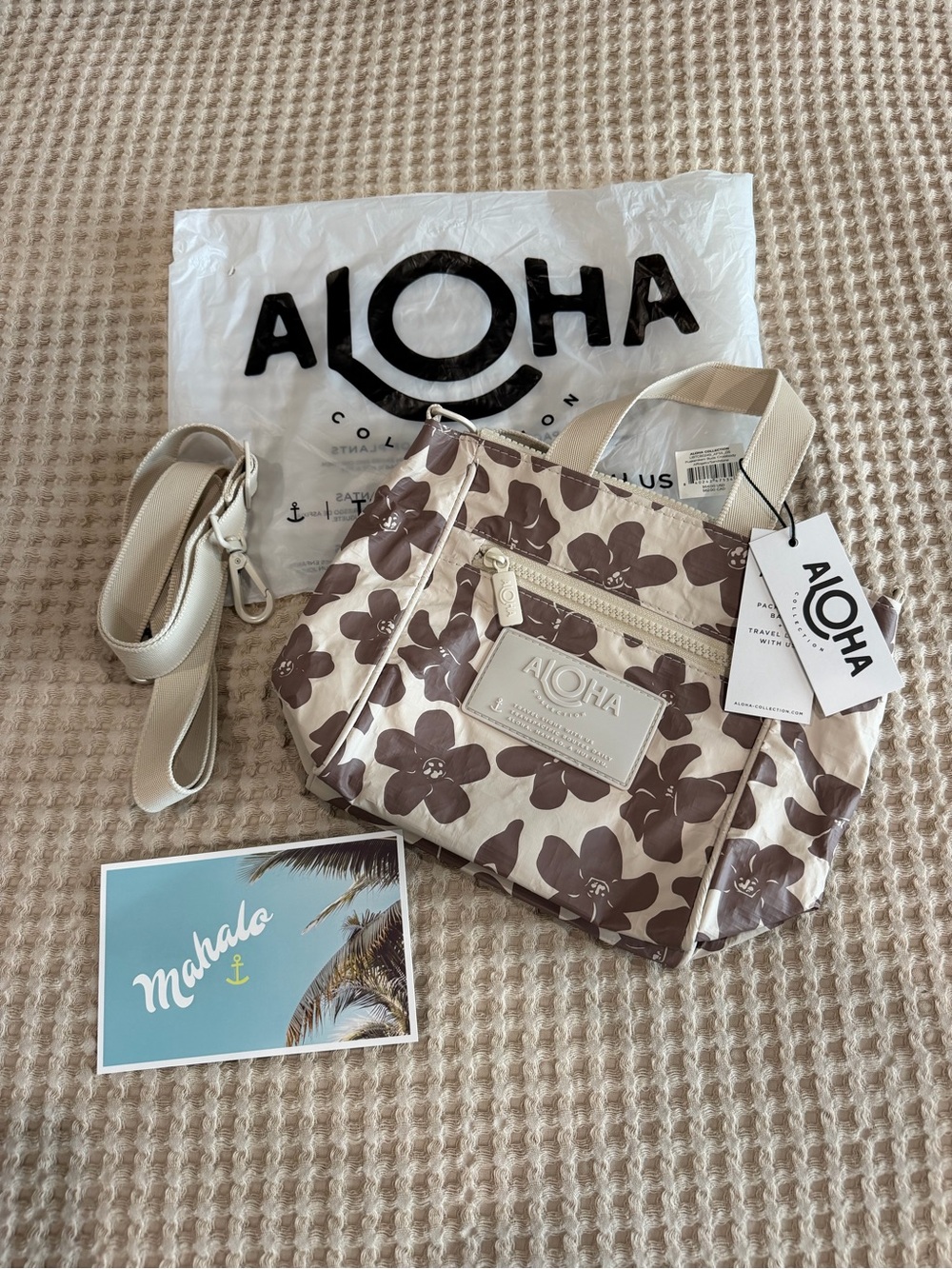 NWT Aloha Collection Crossbody Bag